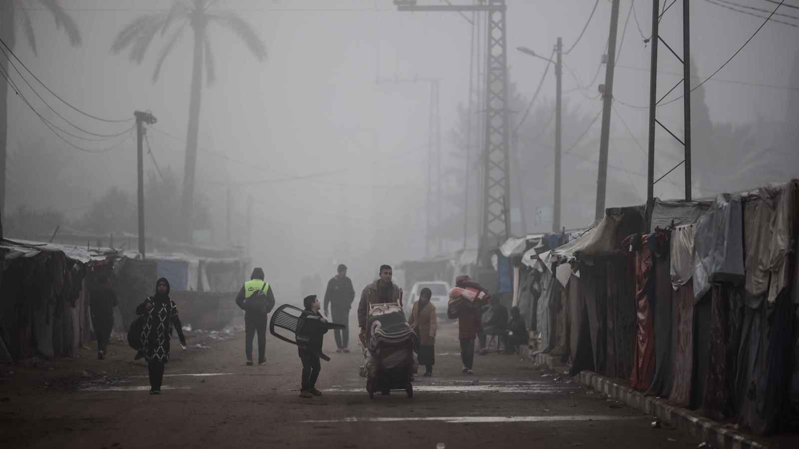 نازحو غزة ينتظرون بدء الهدنة.. رحلة العودة وسط المجهول