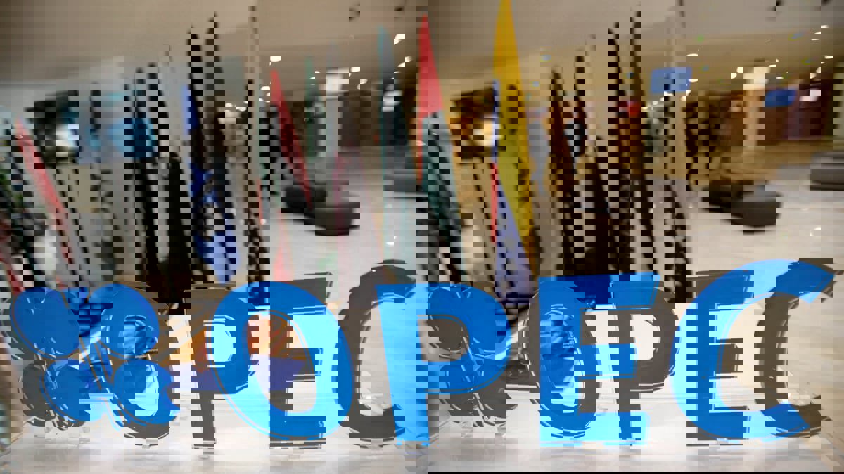 تقرير: منظمة أوبك بين مطرقة ترامب وسندان انهيار الأسعار