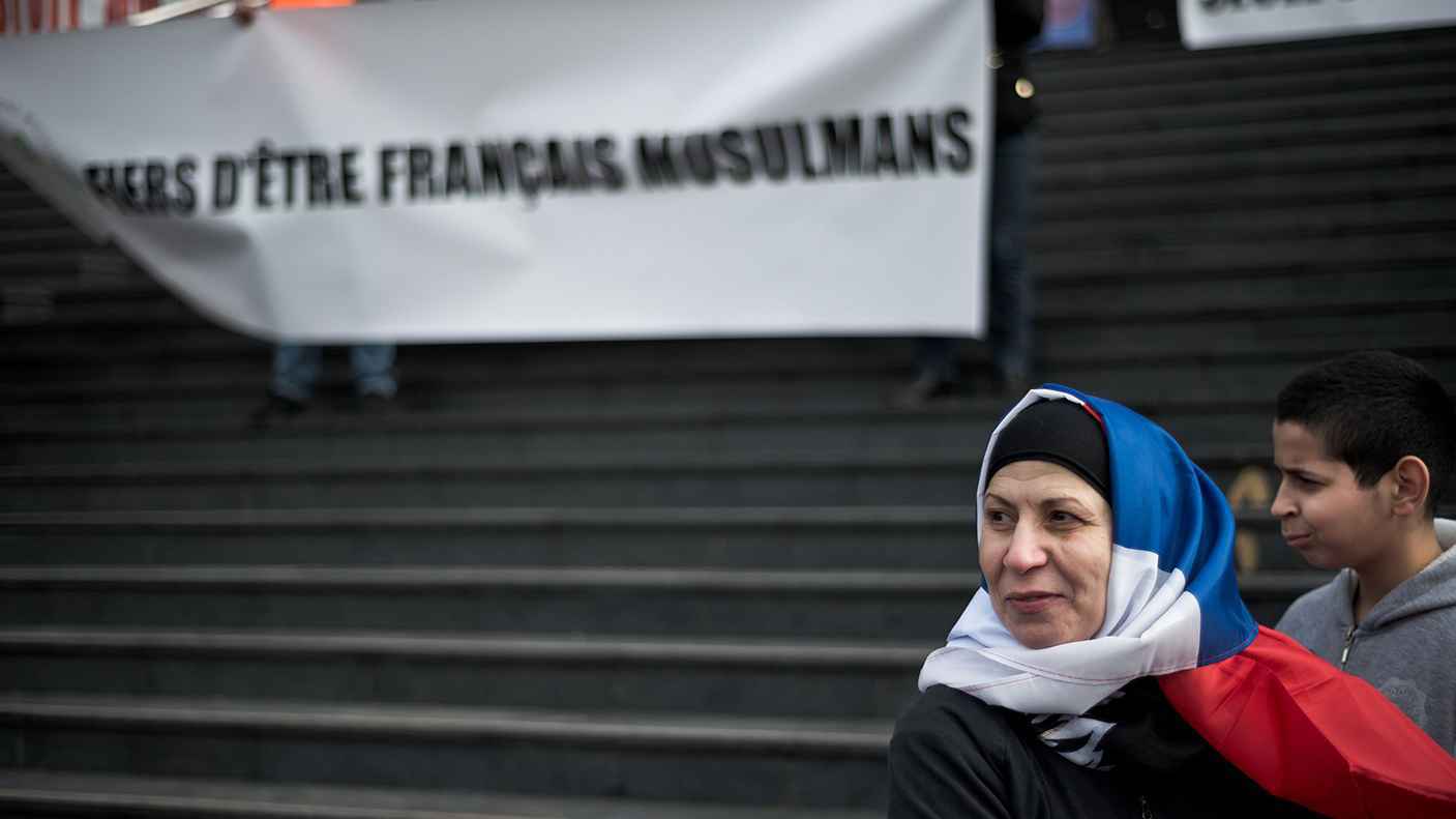 حزب ماكرون يقترح حظر حجاب القاصرات بالأماكن العامة