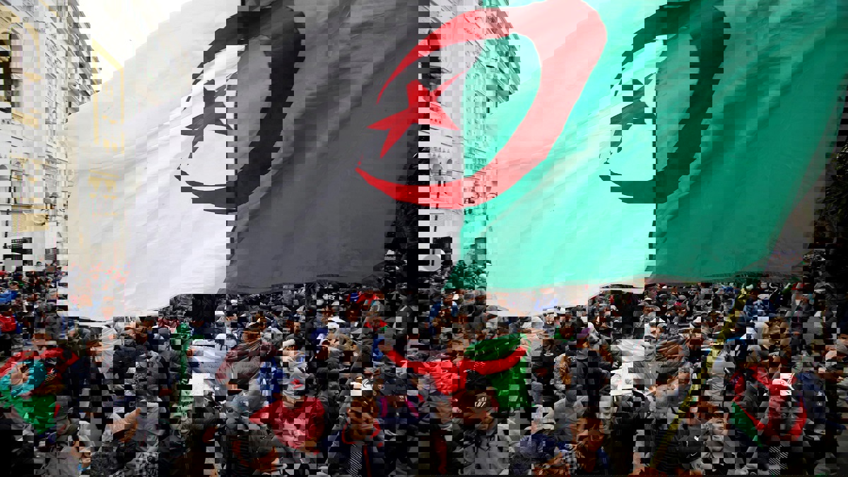 الجزائر.. عزل مسؤولين حكوميين بسبب "انتفاضة الماء" (صور)‎