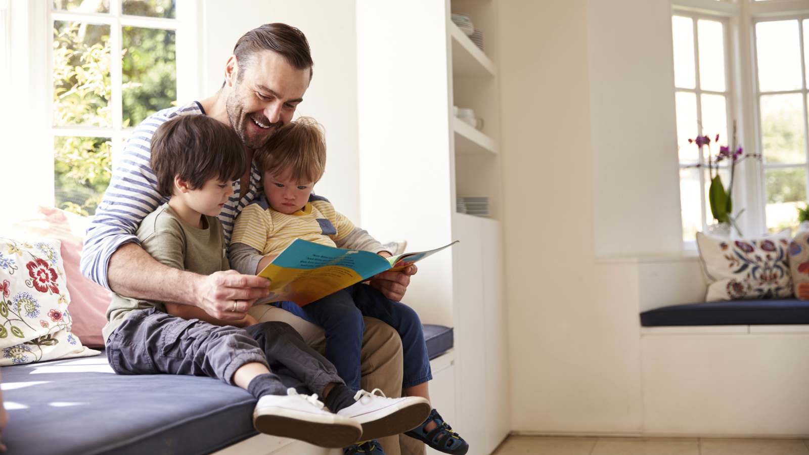 7 طرق لتعليم طفلك المهارات اللغوية في سنواته الأولى