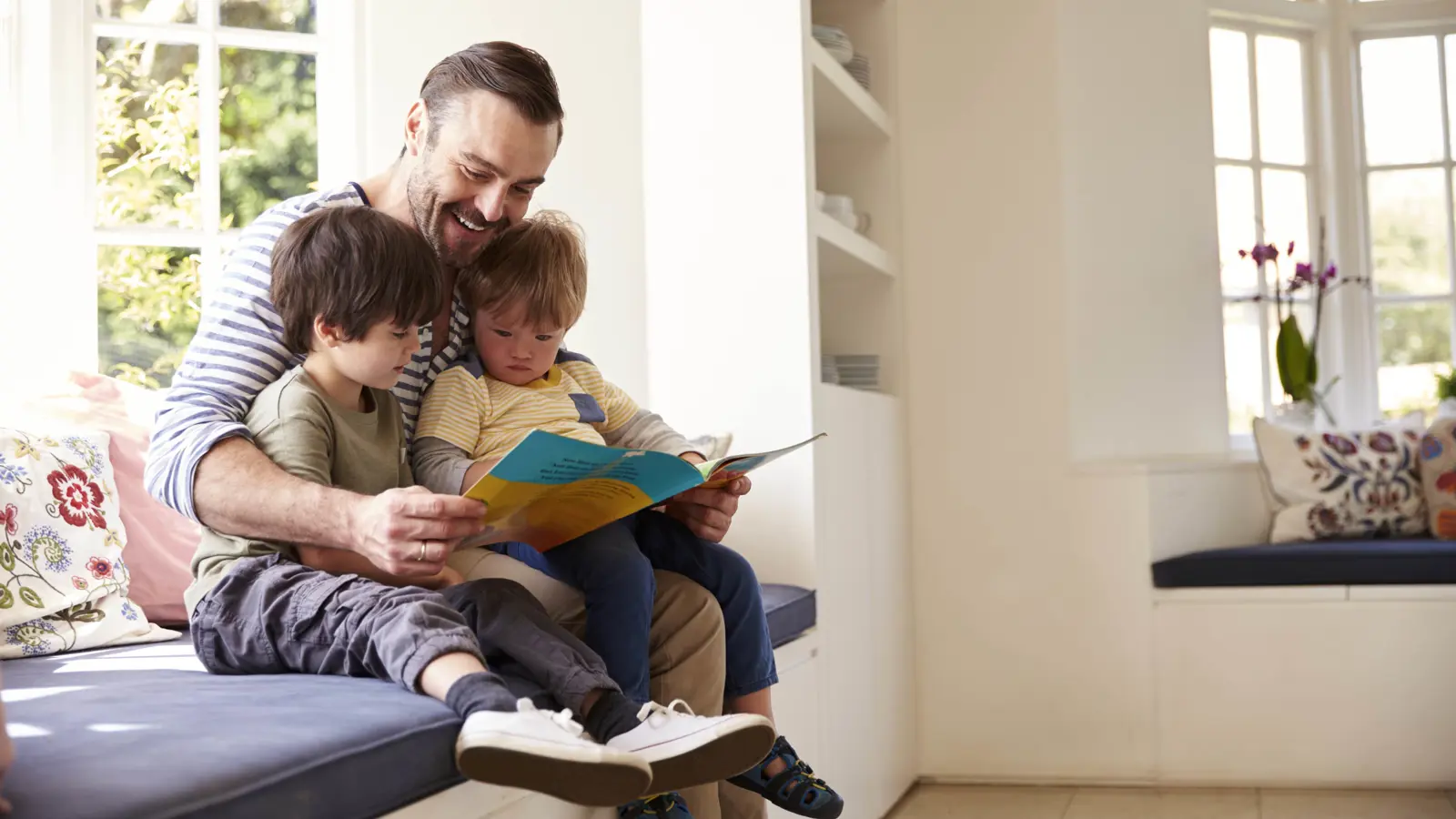 7 طرق لتعليم طفلك المهارات اللغوية في سنواته الأولى