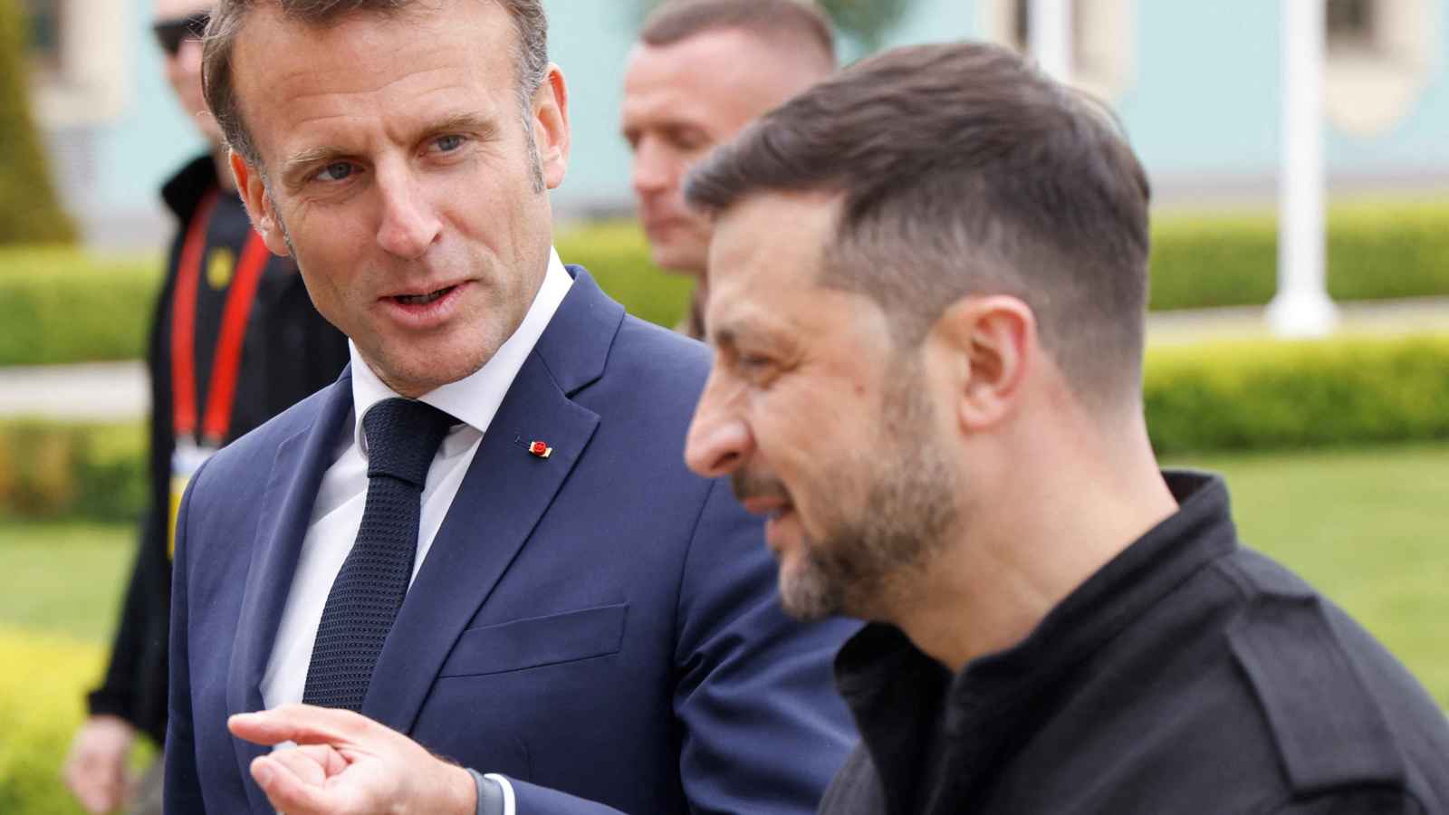 ماكرون يتعهد بضمانات أمنية "قوية" لأوكرانيا