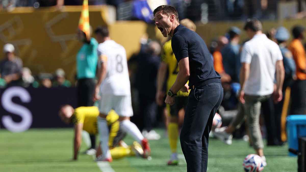 غضب عارم من تشابي ألونسو على لاعبي ريال مدريد بعد فرصة خطيرة (فيديو)