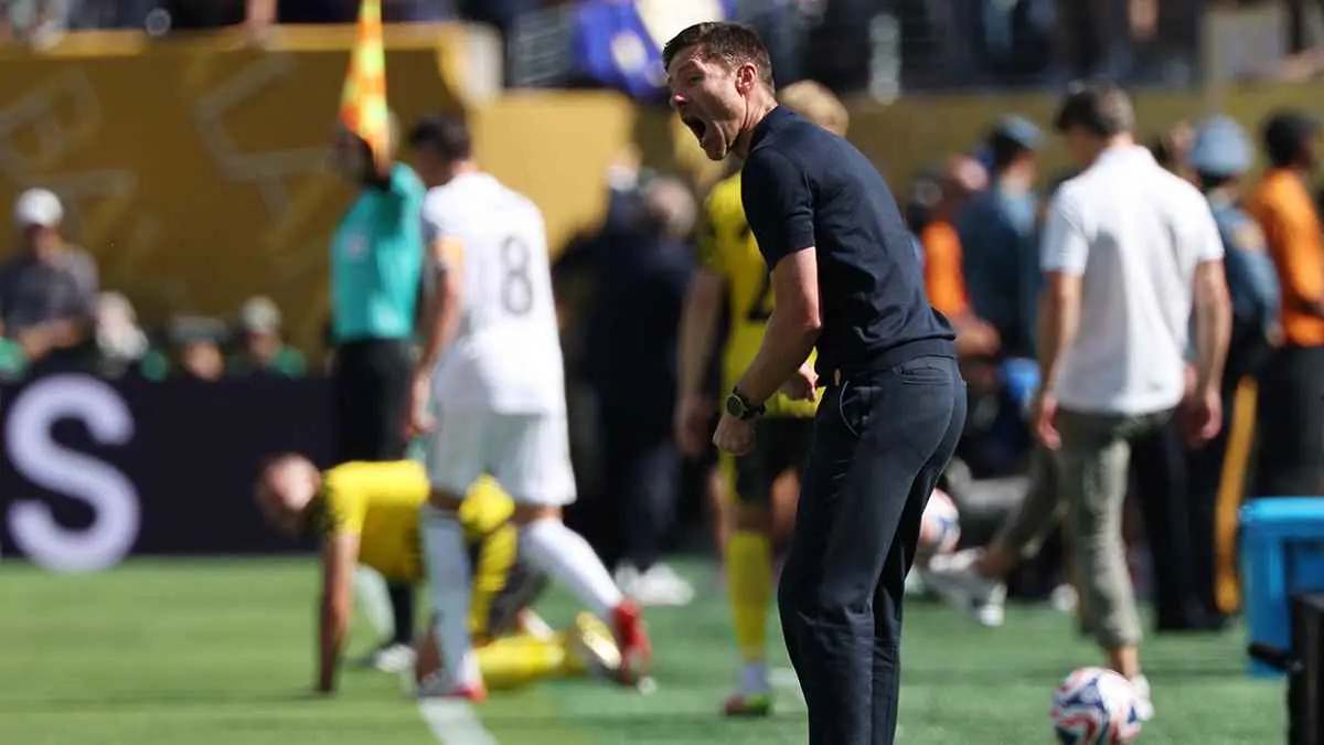 غضب عارم من تشابي ألونسو على لاعبي ريال مدريد بعد فرصة خطيرة (فيديو)