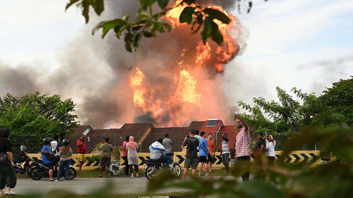 عشرات الإصابات بانفجار خط غاز في ماليزيا (فيديو)