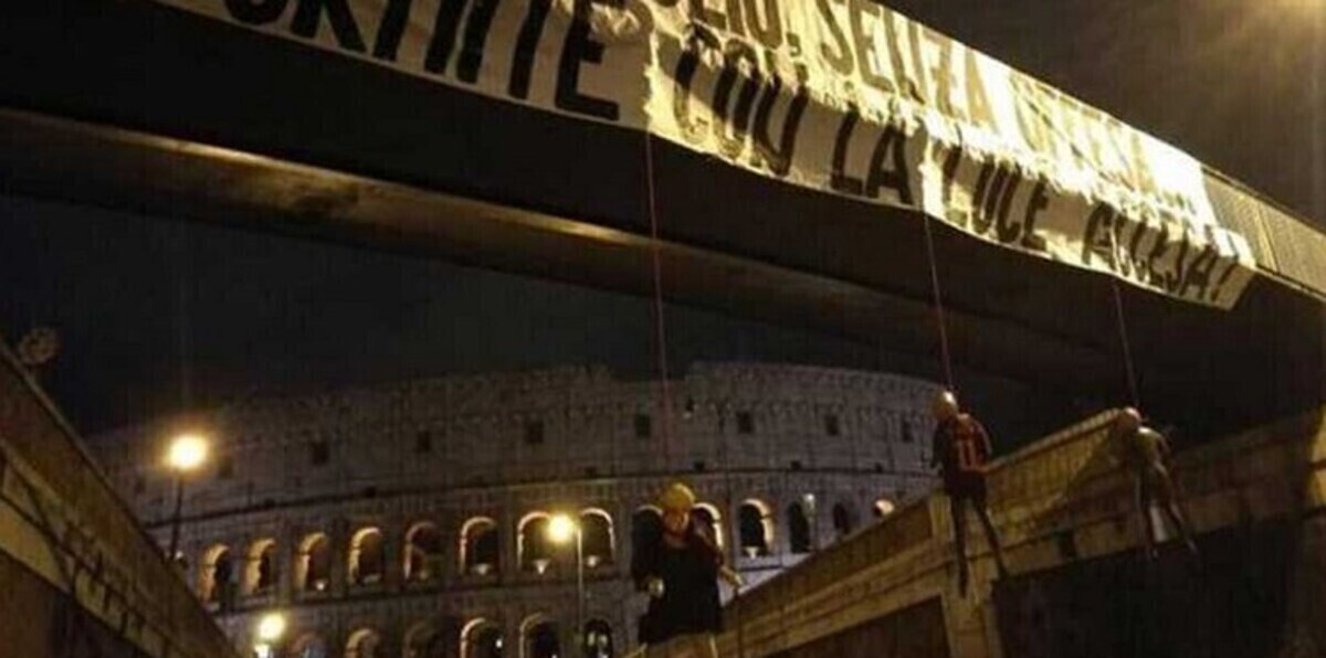 بينهم محمد صلاح.. 3 دمى "مشنوقة" للاعبي روما الإيطالي (صور)