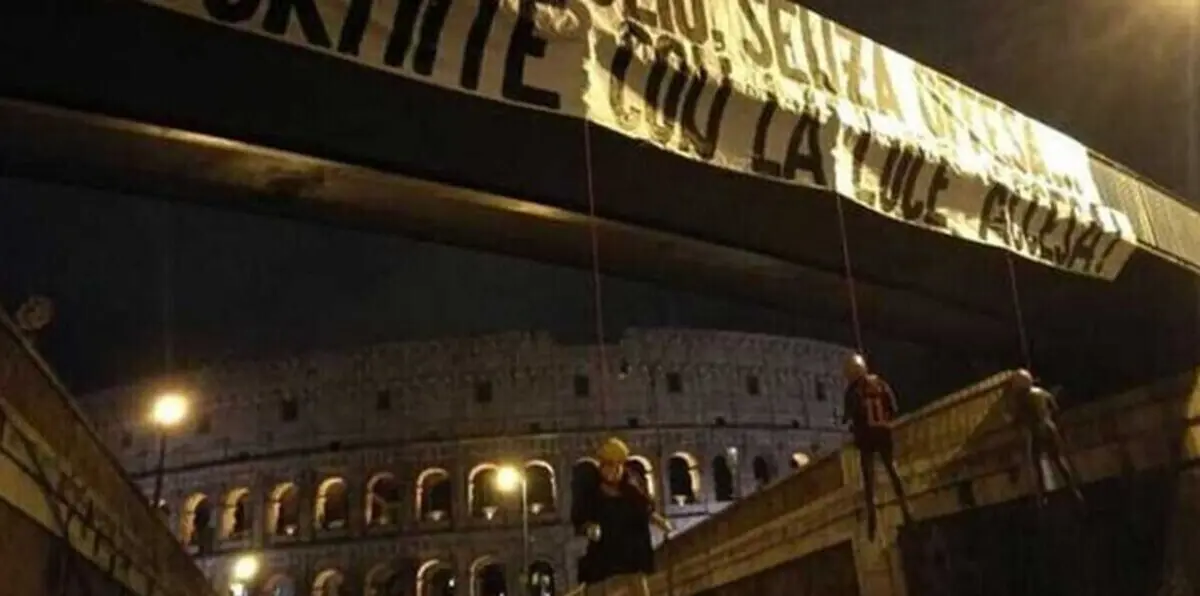 بينهم محمد صلاح.. 3 دمى "مشنوقة" للاعبي روما الإيطالي (صور)