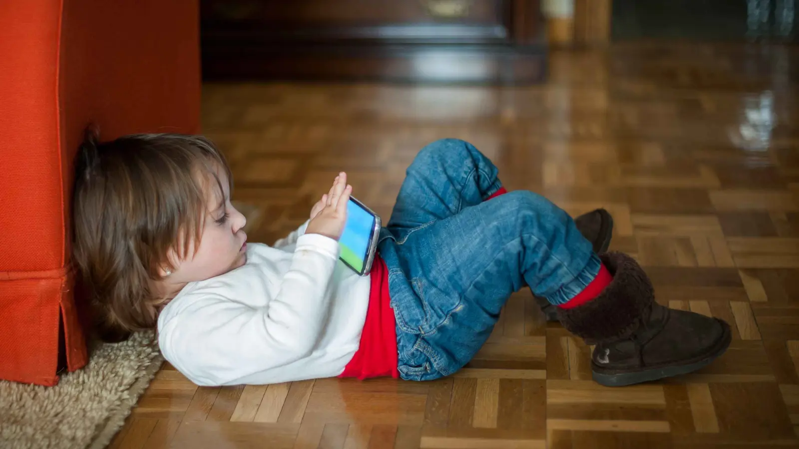 كيف تعرف أن طفلك مستعد لاستخدام الهاتف الذكي؟