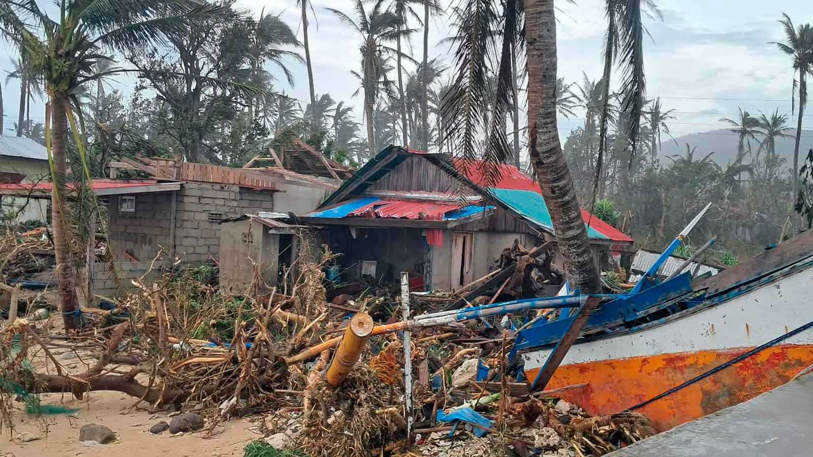 قتلى وإجلاء المئات جراء عاصفة قوية في الفلبين (فيديو وصور)