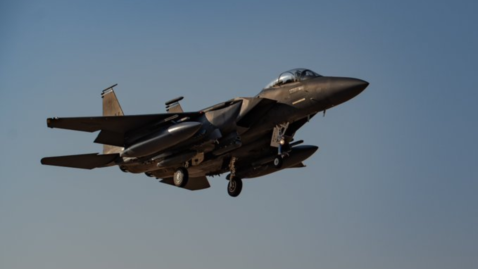 وسط تهديدات طهران.. مقاتلات "إف 15" الأمريكية تصل إلى المنطقة