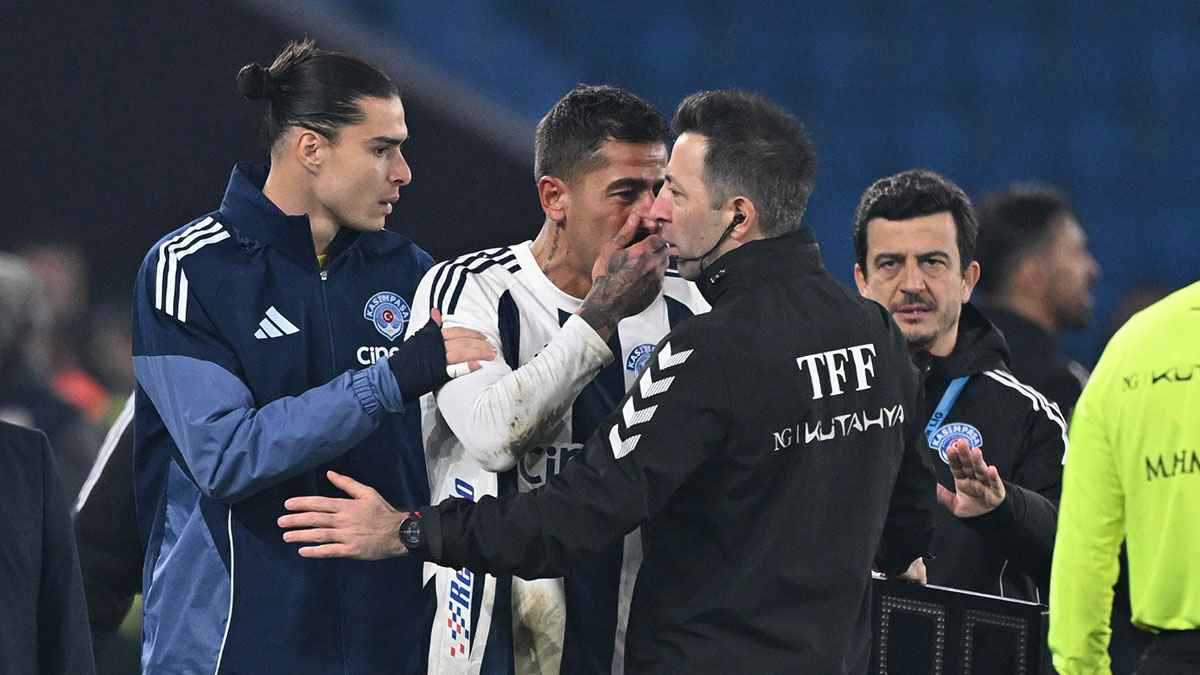 أغرب حالة طرد.. طالب الحكم بالابتعاد من أمام الكرة فمنحه إنذارين في ثانية واحدة 