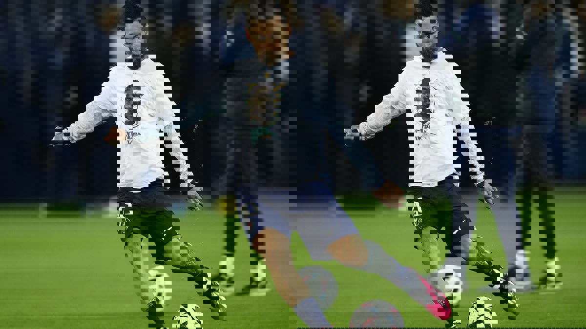 باريس سان جيرمان يكرم بيليه بوضع صورته على قميص إحماء اللاعبين قبل مباراة أنجيه (صور)