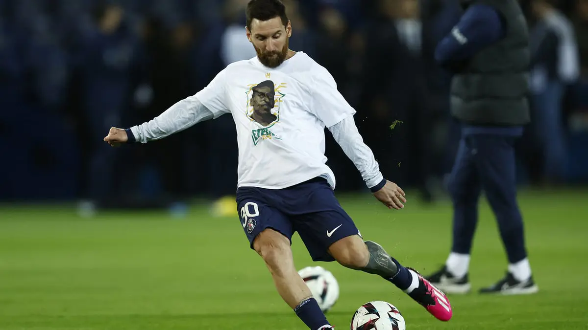 باريس سان جيرمان يكرم بيليه بوضع صورته على قميص إحماء اللاعبين قبل مباراة أنجيه (صور)