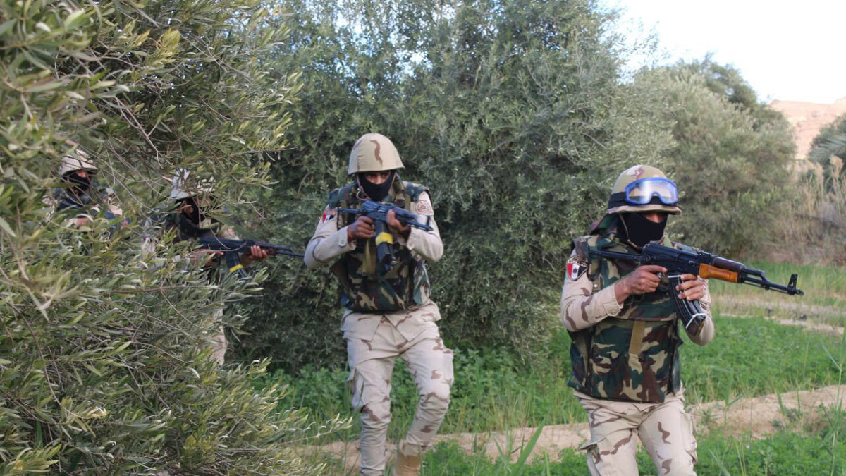 الجيش المصري يعلن القضاء على خلية "إرهابية" في الصحراء الغربية (صور)