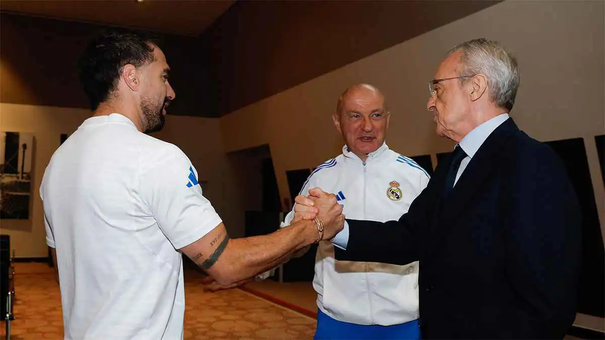 غرفة ملابس مشتعلة ونتائج كارثية.. لماذا سقطت هيبة فلورنتينو بيريز في ريال مدريد؟