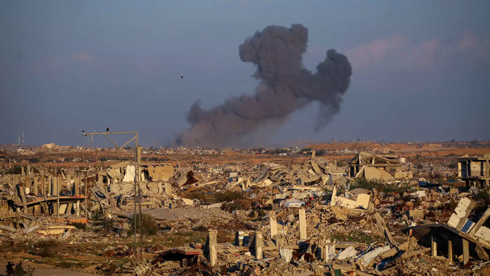 الجيش الإسرائيلي يقصف المناطق الشرقية وسط قطاع غزة