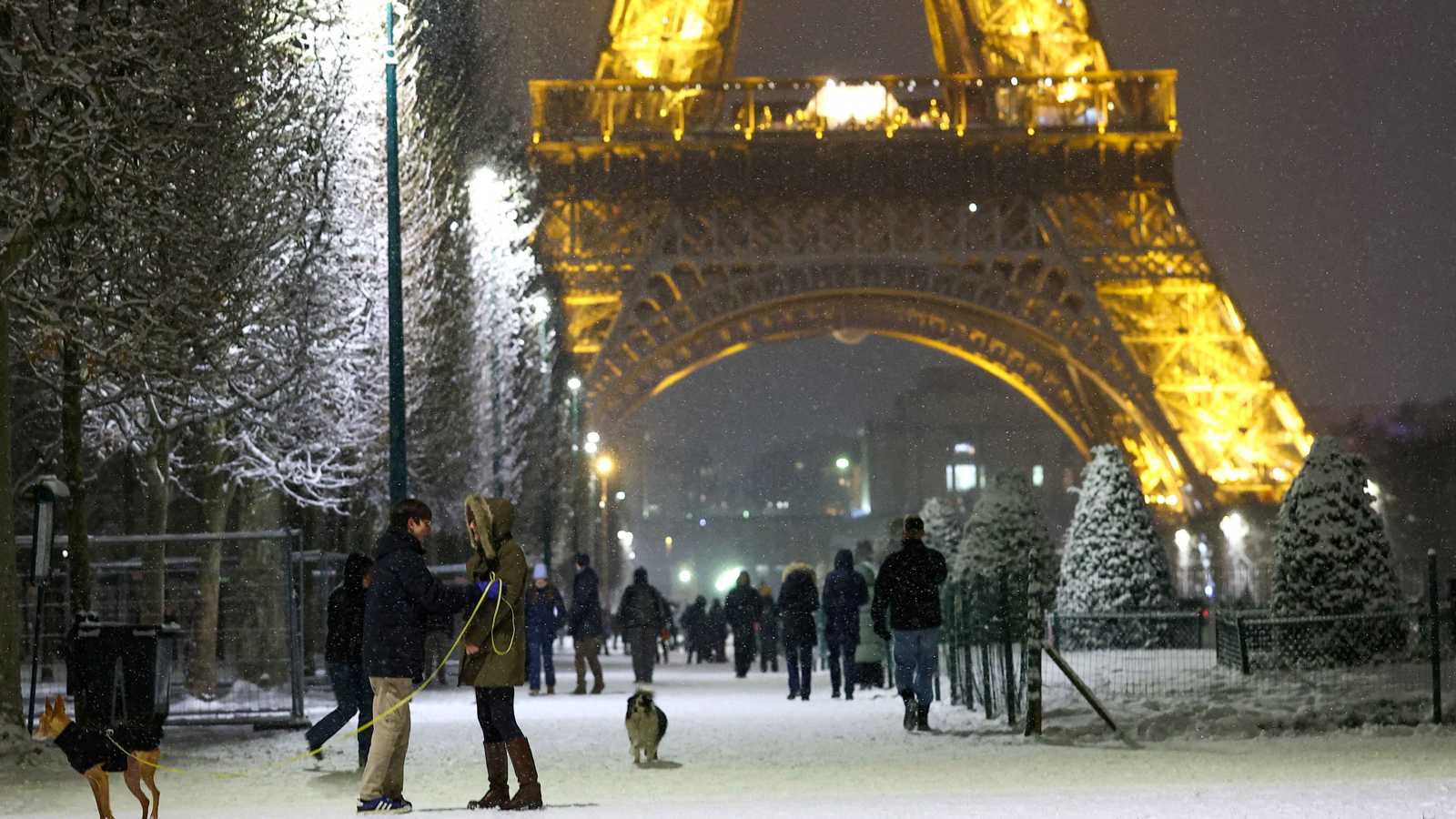 "الأرصاد خذلتنا".. 5 قتلى بسبب الثلوج والجليد في فرنسا