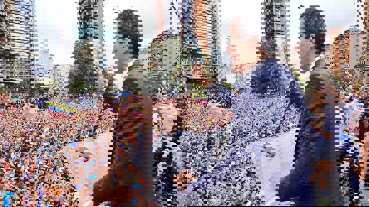 رئيس البرلمان الفنزويلي يعلن نفسه "رئيسًا" للبلاد ويحظى باعتراف ترامب (فيديو)