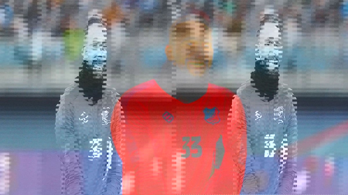 إدارة الكويت توقف حارس الفريق حميد القلاف بعد الإشارة بحذائه للجماهير (فيديو)