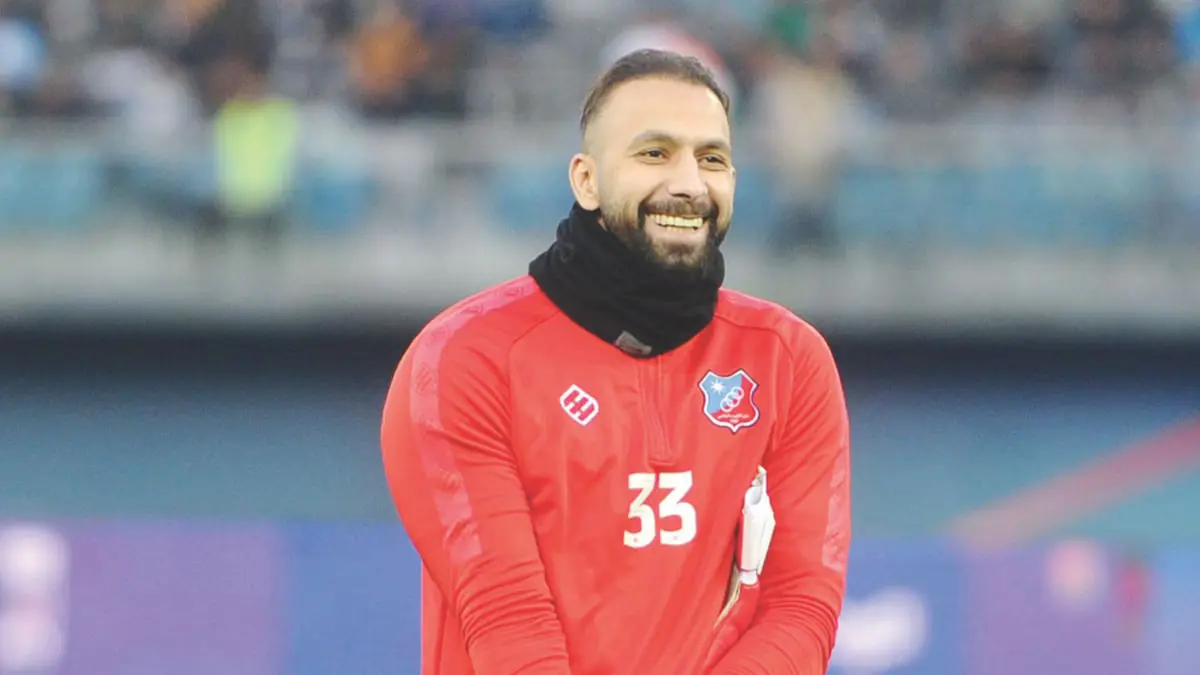 إدارة الكويت توقف حارس الفريق حميد القلاف بعد الإشارة بحذائه للجماهير (فيديو)