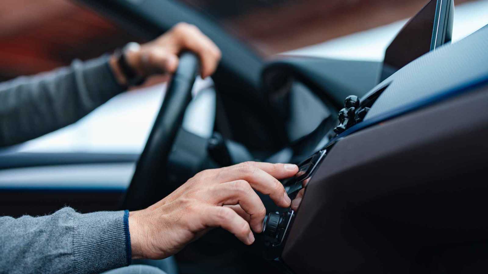 الموسيقى أثناء القيادة.. متعة قد تتحول إلى خطر