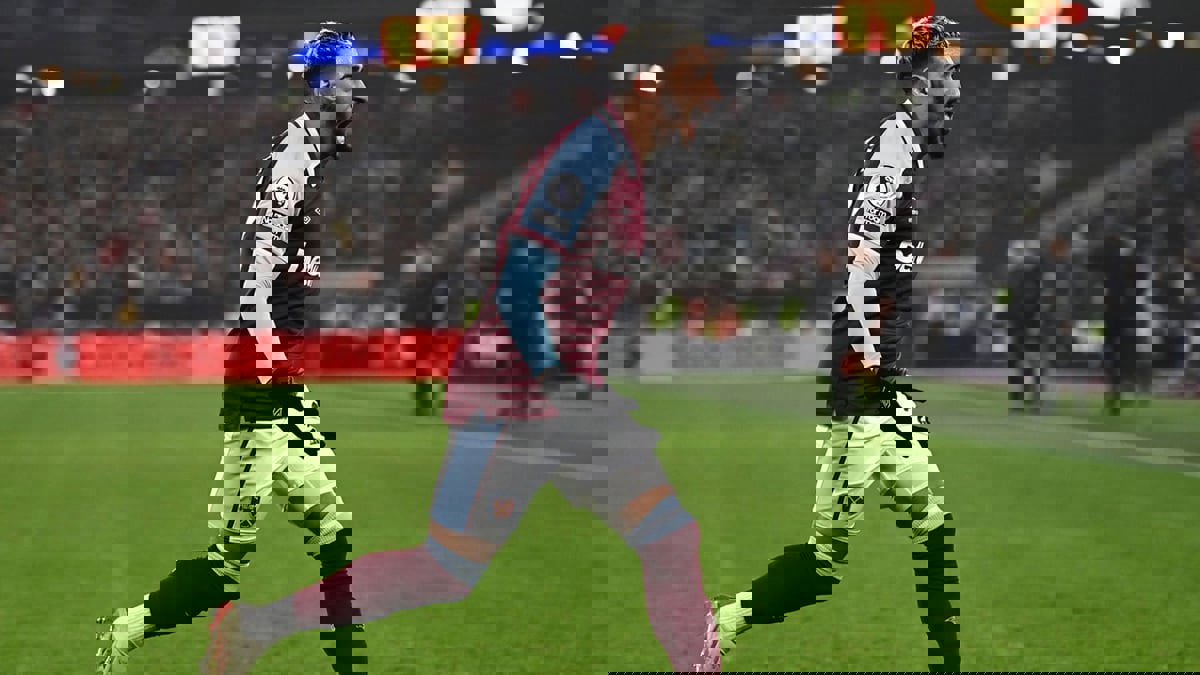 والدة سعيد بن رحمة تقبل يده بعد تألقه في مباراة وست هام ضد واتفورد (فيديو)