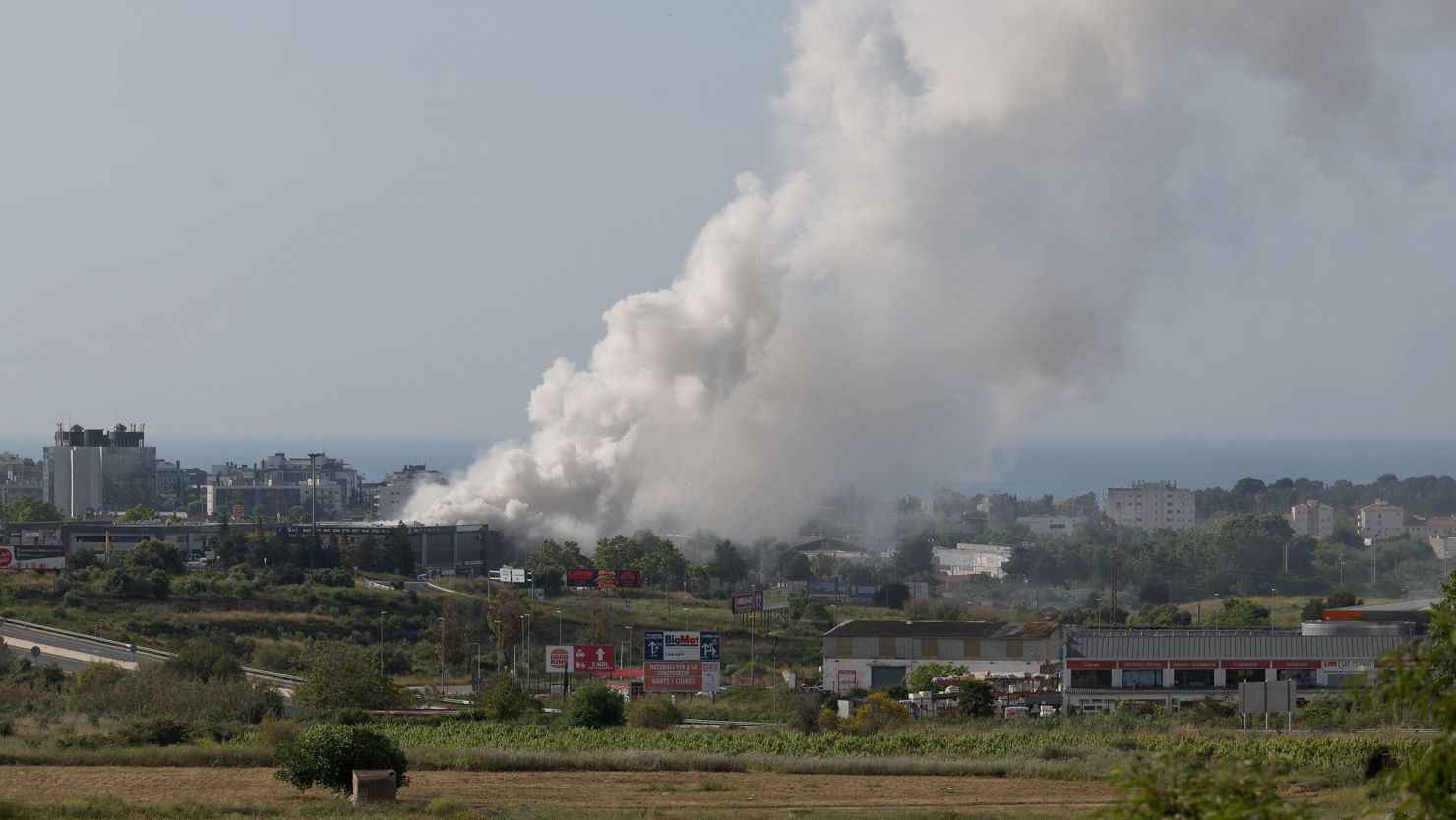 "سحابة سامة" تحبس الآلاف بمنازلهم في إسبانيا (فيديو)