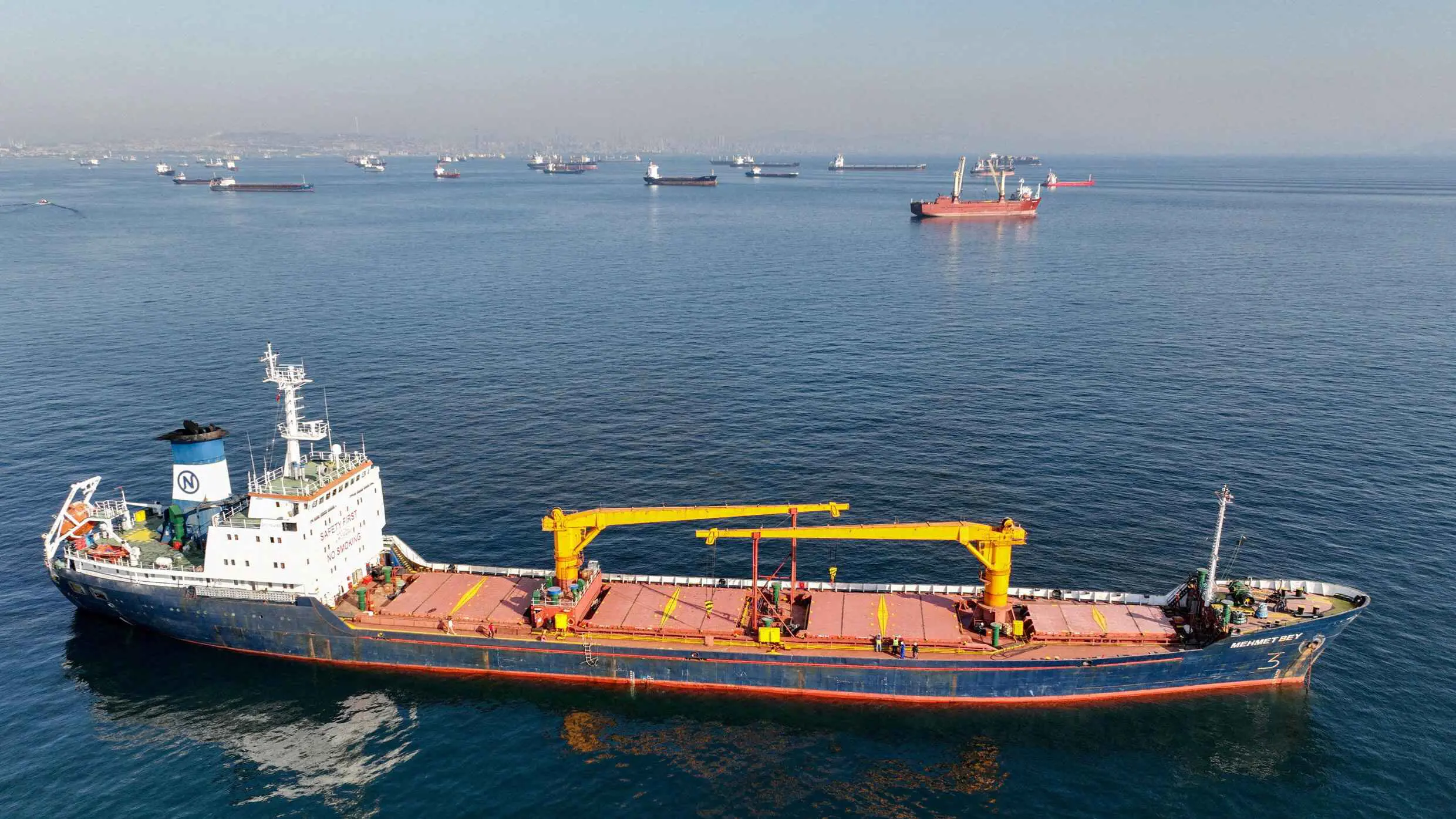 ناقلة نفط تعطل حركة الملاحة في مضيق البوسفور