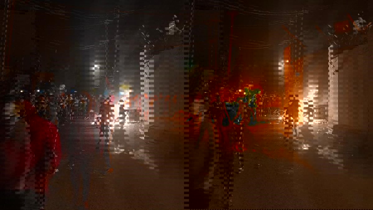 العراق.. متظاهرون يحرقون القنصلية الإيرانية في النجف للمرة الثانية (صور)