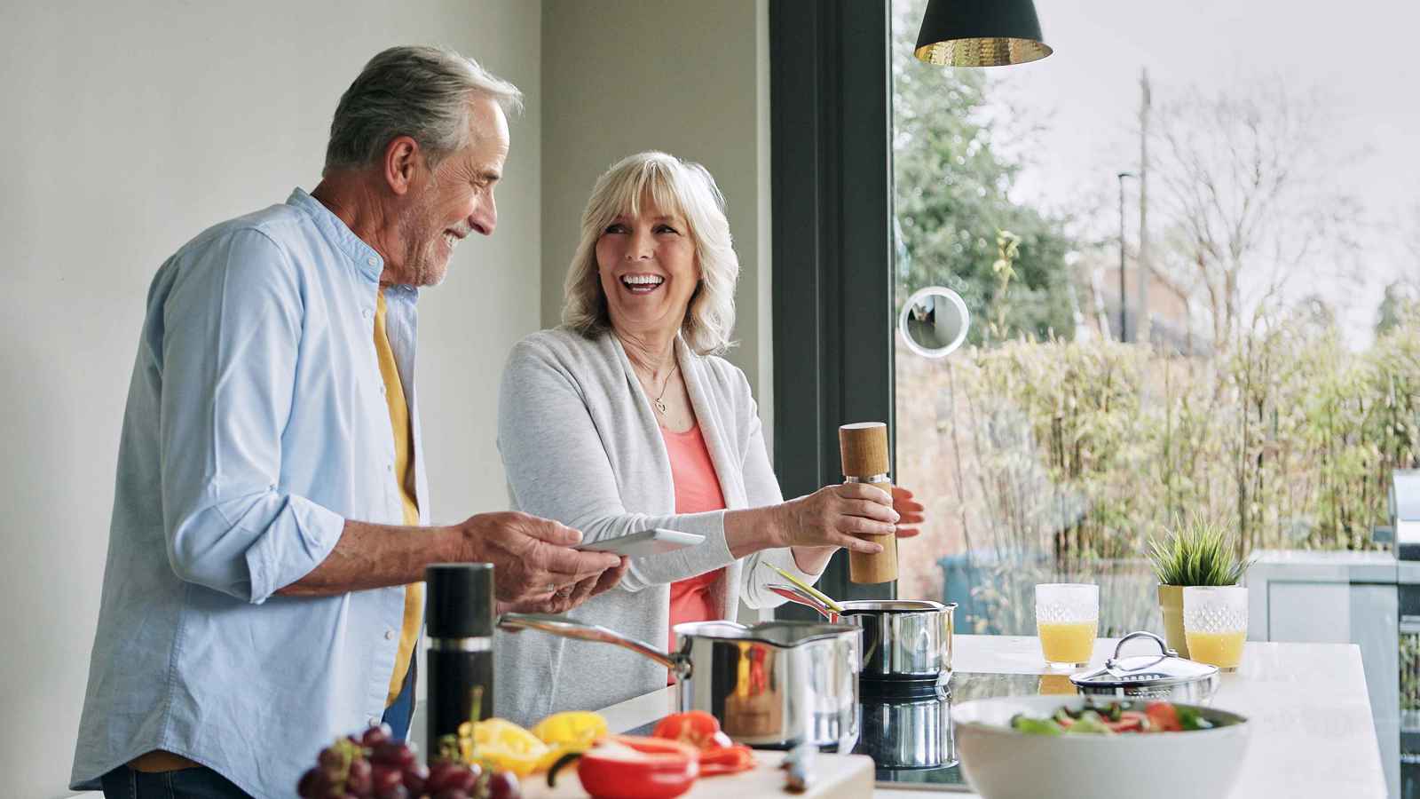 دراسة: 6 عناصر غذائية "تبطئ" عقارب عمر المسنين