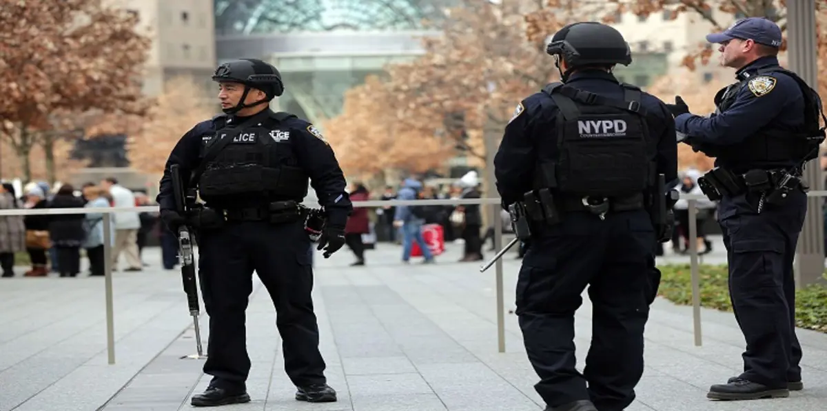 شرطة نيويورك تتعقب رجلًا أضرم النار بامرأة مسلمة