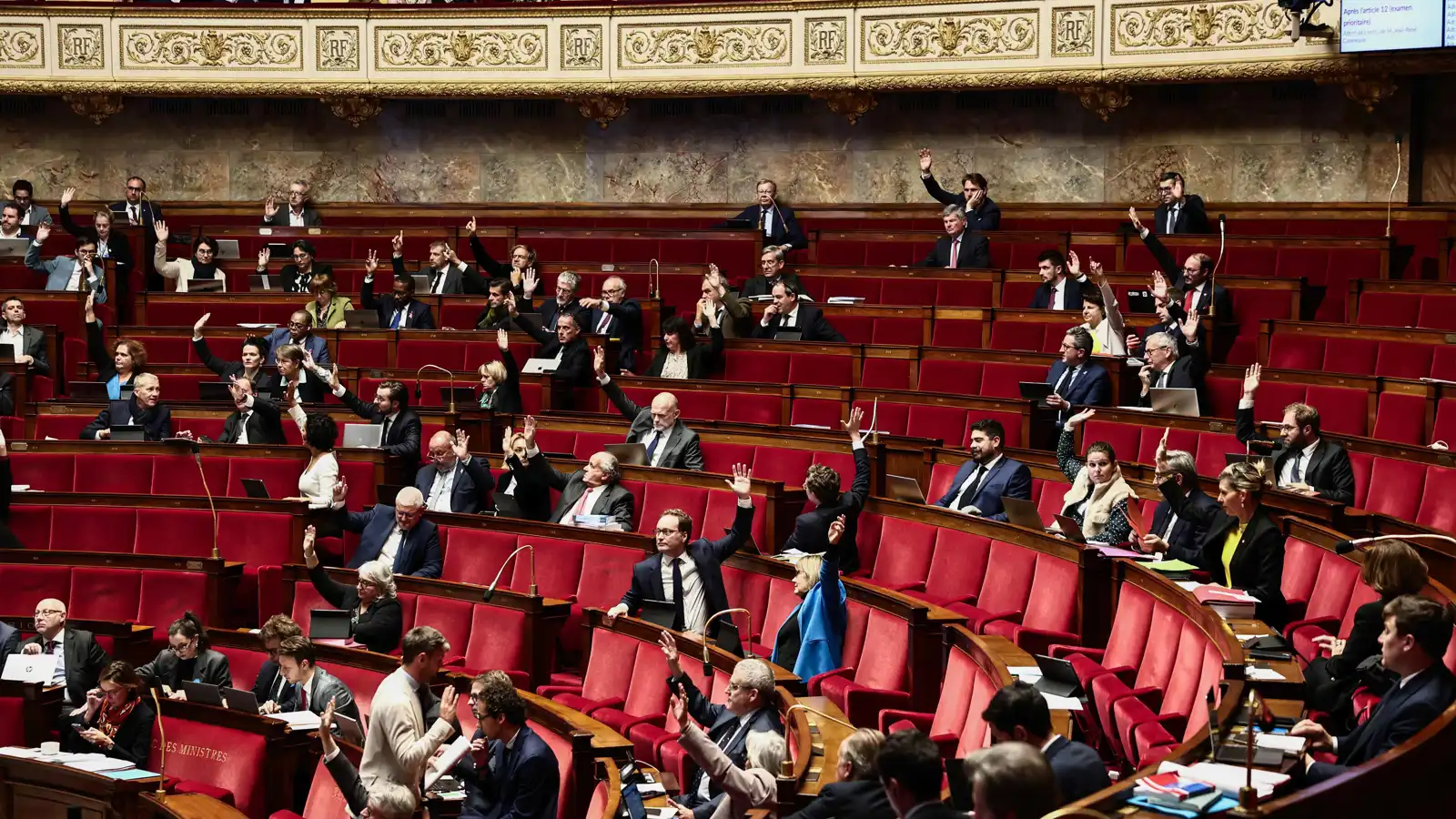 اليسار يصوت لصالح لوبان.. ضريبة الثروة توحد الخصوم في البرلمان الفرنسي