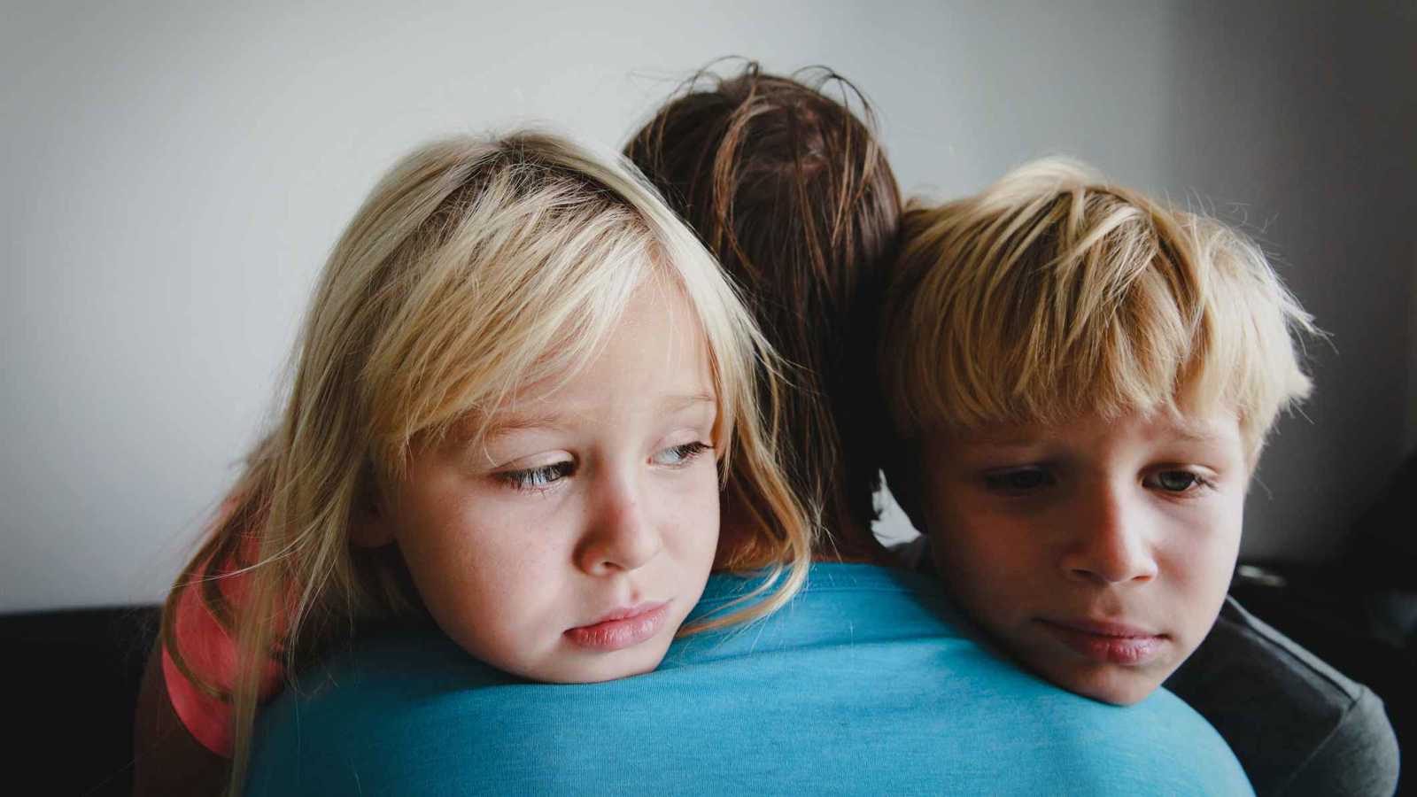 ماذا يعني إجبار طفلك على عناق الآخرين؟