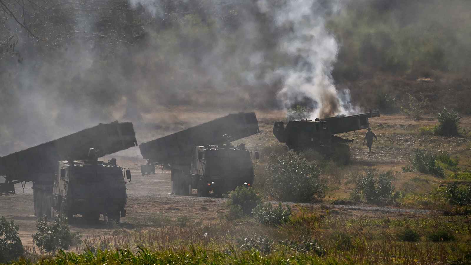 بعد مكالمة ترامب وبوتين.. صواريخ "هيمارس" تقتحم "خطوط التماس" الروسية الأوكرانية