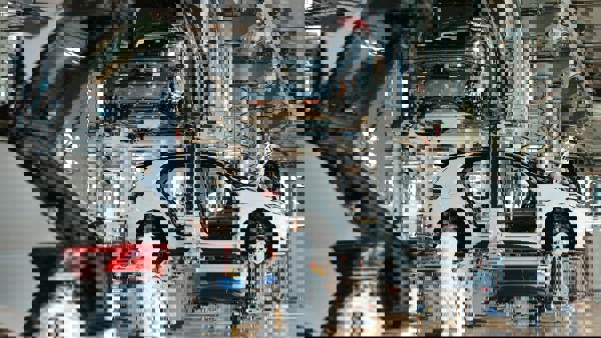 ما مصير العمال حين تتحول صناعة السيارات بالكامل إلى الكهرباء؟