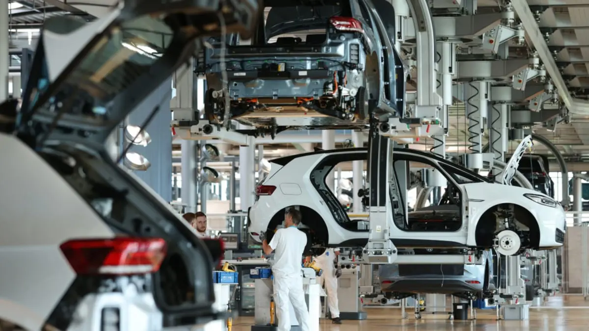 ما مصير العمال حين تتحول صناعة السيارات بالكامل إلى الكهرباء؟