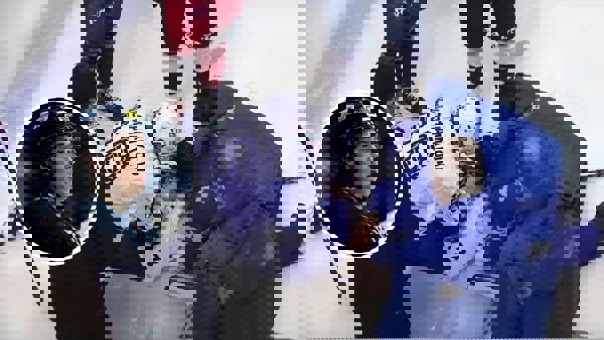 وفاة لاعب هوكي الجليد الروسي تيمور فيزوتدينوف بعد اصطدام قرص اللعبة برأسه (فيديو)