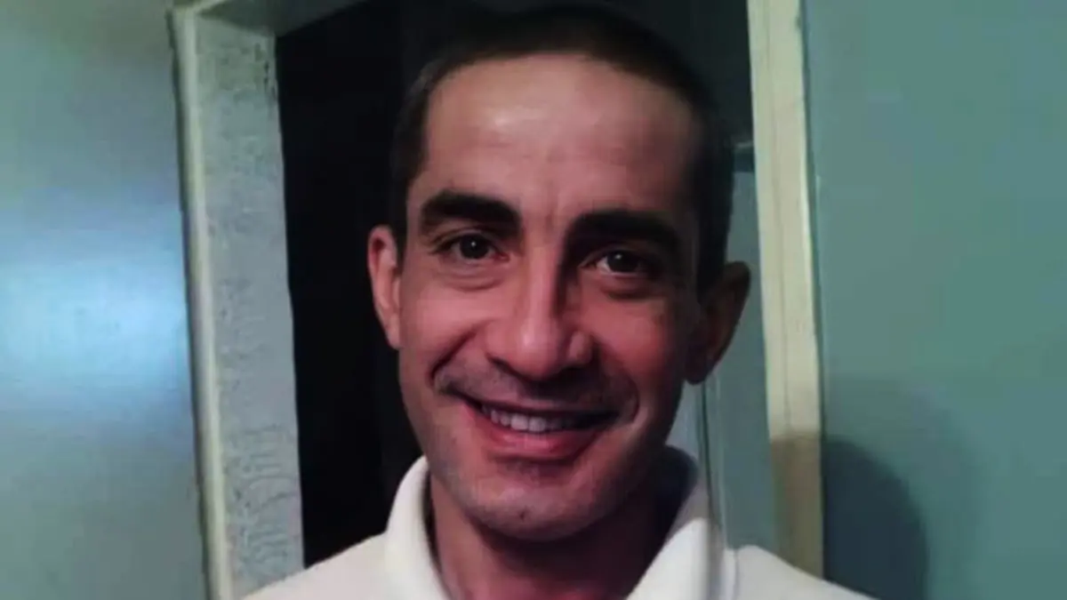 الجزائر.. وفاة الحراكي حكيم دبازي بالسجن تثير استياء واسعا وسط مطالبات بالتحقيق