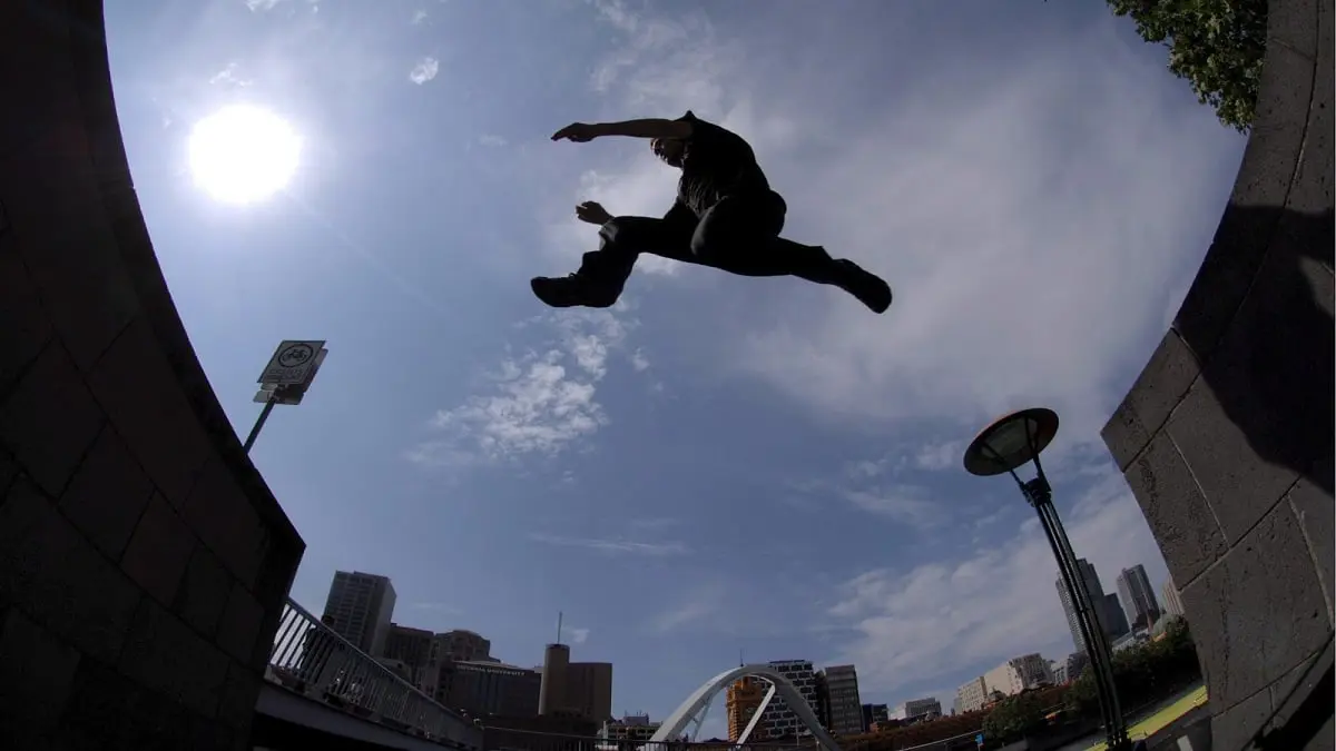 الكويت.. وفاة مصري سقط من عمارة أثناء ممارسة "الباركور"‎