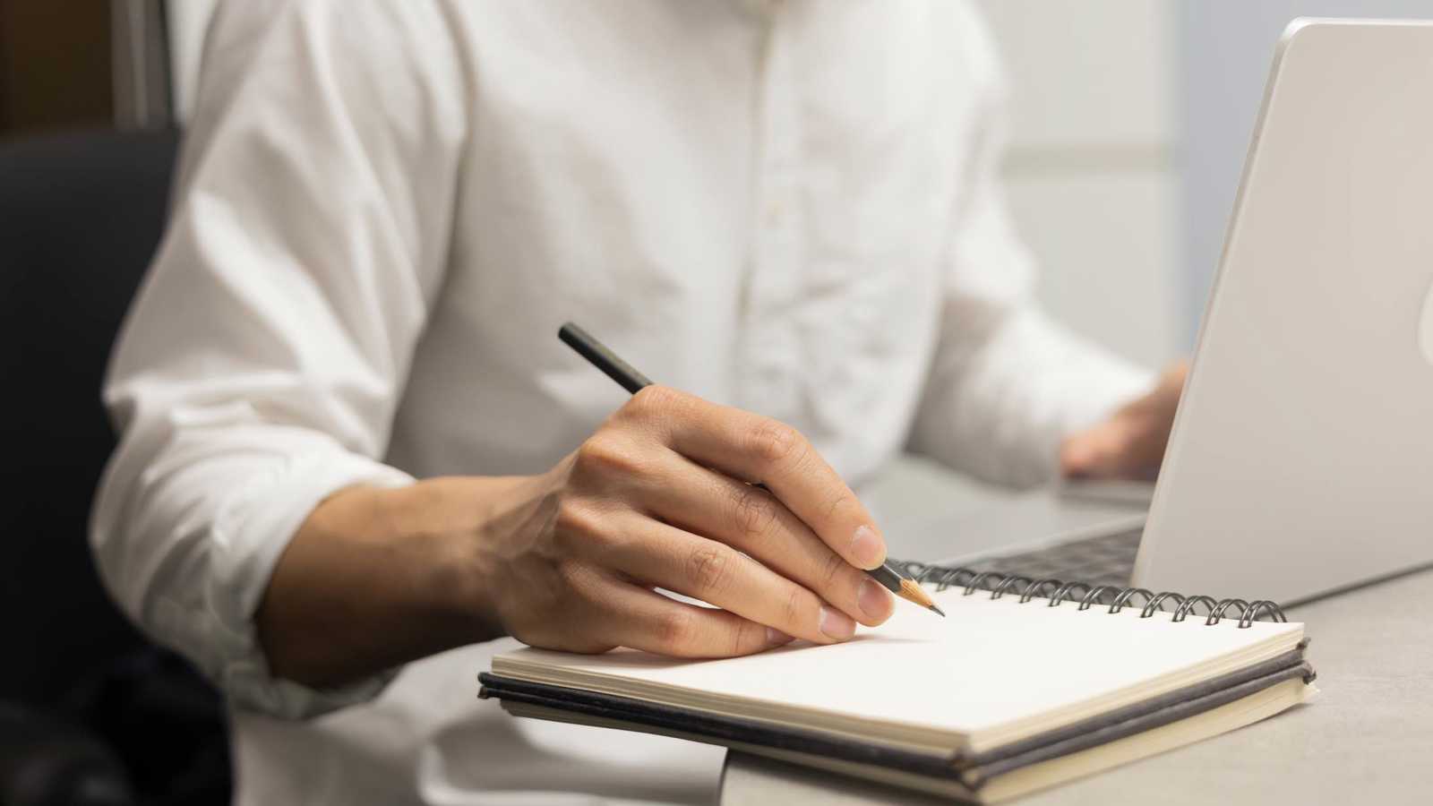 موظف يتهم مديرته بإجباره على إنجاز واجبات ابنها خلال ساعات العمل