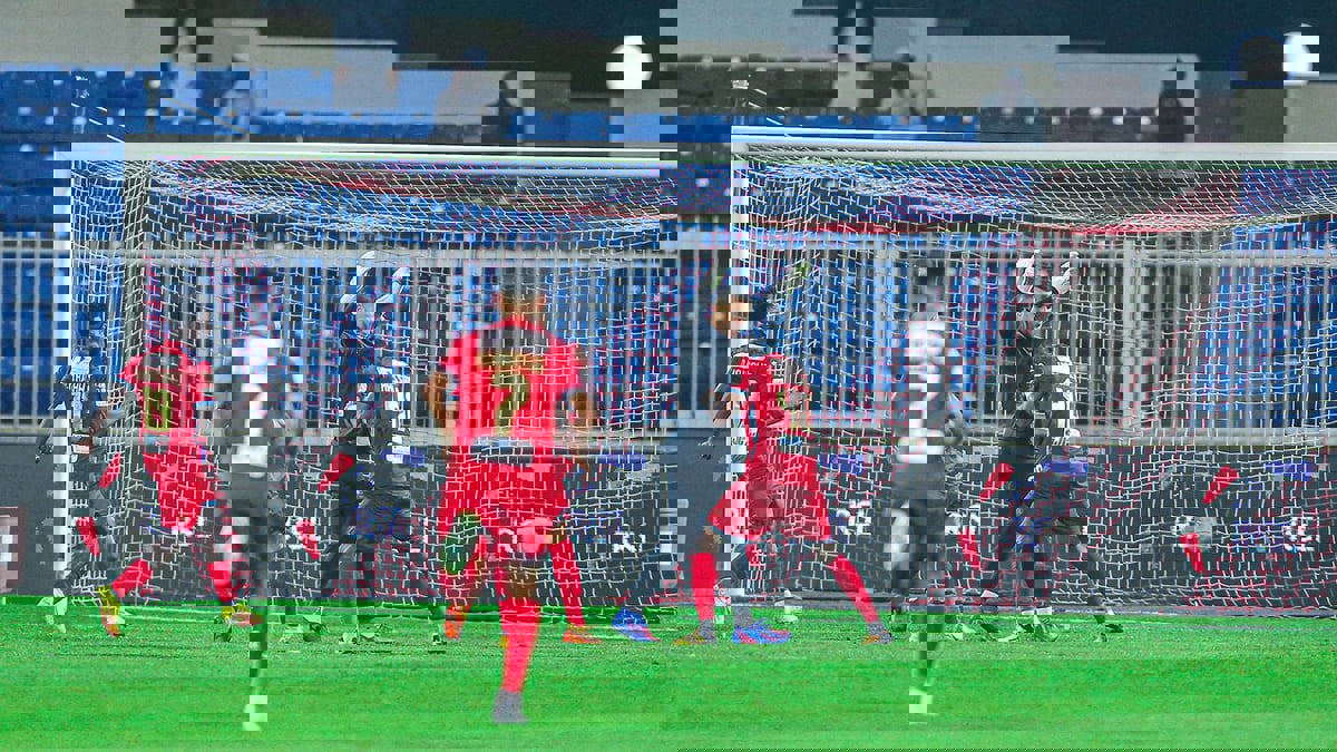 مصطفى زغبة حارس ضمك يسجل هدفا رائعا في شباك الطائي (فيديو)