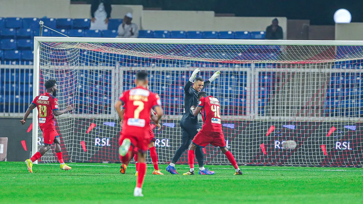 مصطفى زغبة حارس ضمك يسجل هدفا رائعا في شباك الطائي (فيديو)