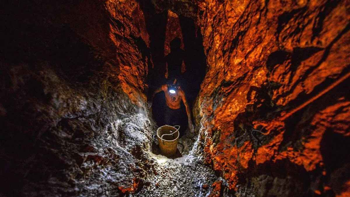 بوليفيا.. 6 قتلى في اشتباكات بالديناميت بين متنافسين على منجم ذهب