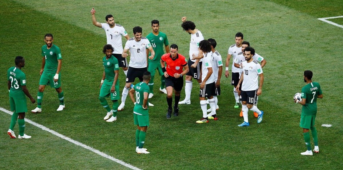 لحظات بالغة الإثارة خلال احتساب ركلة جزاء في مباراة مصر والسعودية (فيديو وصور)‎