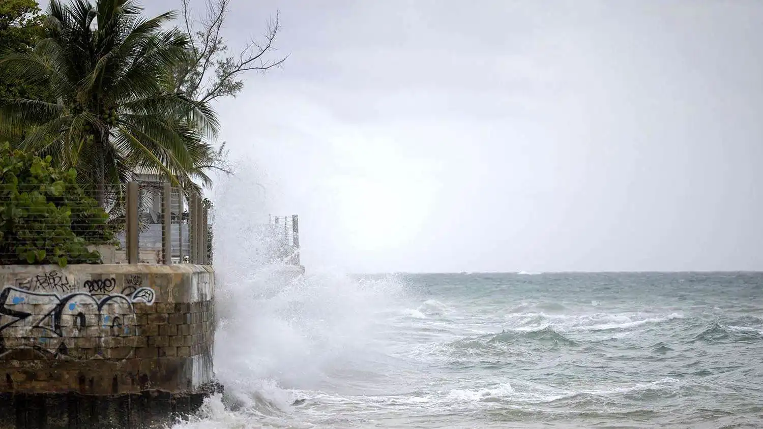 بأمواج عاتية.. إعصار "إيرين" يقترب من الساحل الشرقي للولايات المتحدة