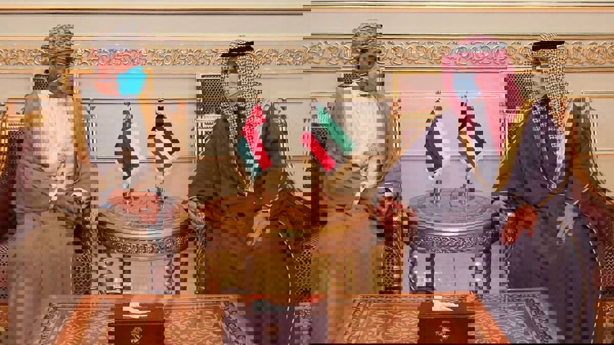 بعد ساعات من زيارته السعودية.. وزير الخارجية العُماني يصل الكويت