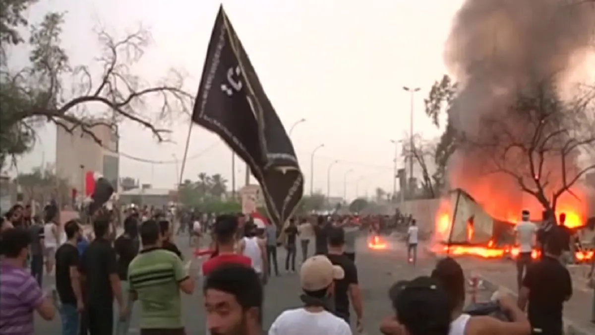 البصرة.. متظاهرون يغلقون أبواب أكبر موانئ العراق