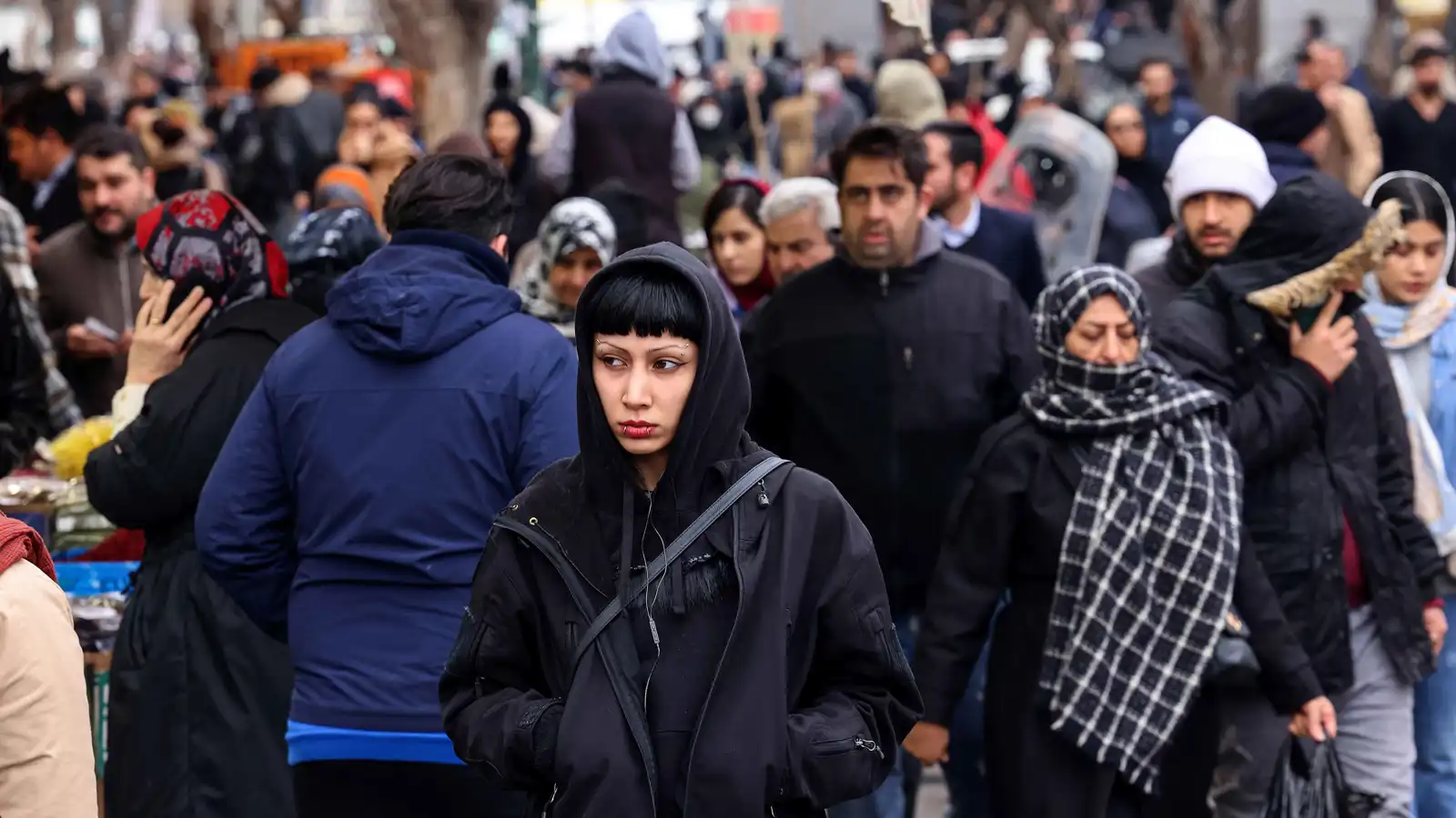 إيرانيون وسط العاصمة طهران