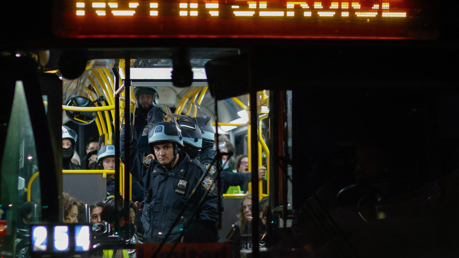 "بطريقة هوليوودية".. فرار 10 سجناء خطرين في نيو أوليانز الأمريكية